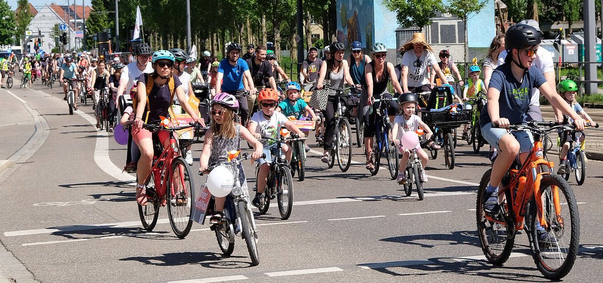 Am Sonntag geht es weiter mit der #KidicalMass. Los geht's 14.30 am Königsplatz. Ziel ist dieses Mal in Lechhausen. kidical-mass-augsburg.de