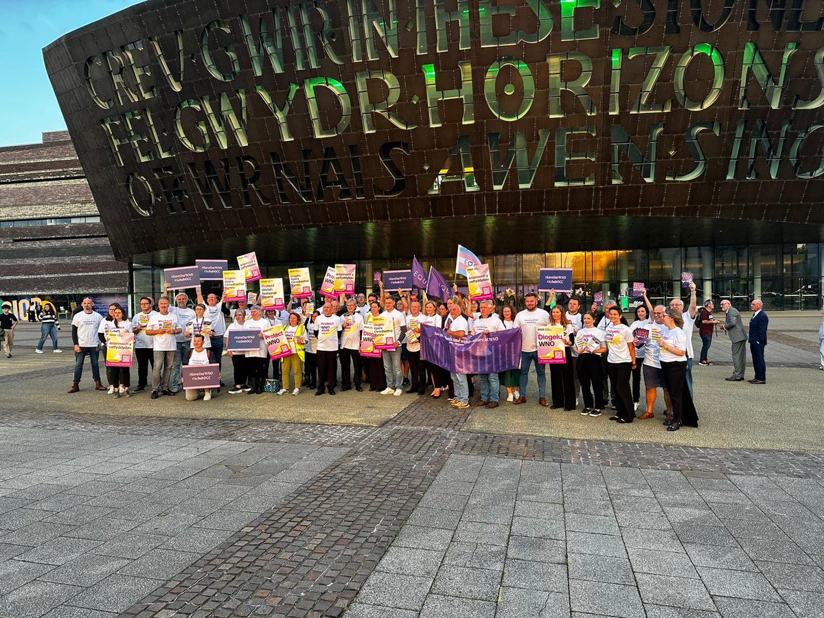Welsh National Opera Chorus members protesting outside the first night of Rigoletto ✊

#SaveOurWNO #AchubOCC 

Sign our open letter ✏️
equity.eaction.org.uk/writetoWNOboard
