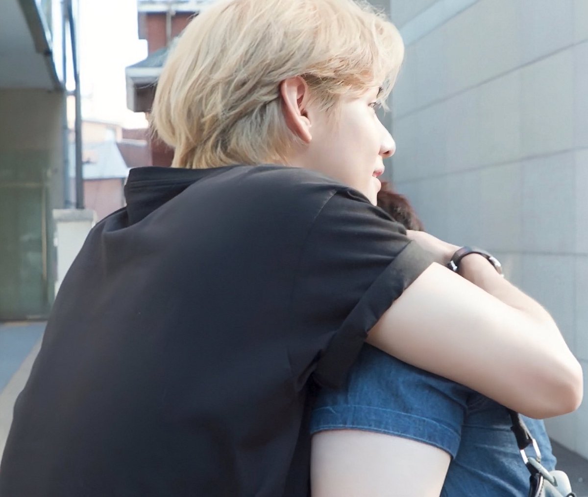 cupcakejeda's tweet photo. Taehyung doesn’t hug, he engulfs

A warm,very much needed thread https://t.co/pVOmkiJyoV