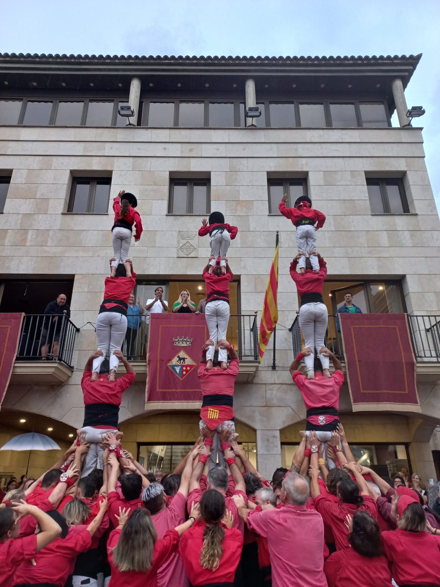 maduixots's tweet photo. Avui a la Festa Major de la Minerva de Calella hem fet:

p4cam
5d7
4d7a

I hem hagut de suspendre la diada a causa de la pluja, però hem acabat amb 3xp4 i p4f de canalla sota l'aigua.

Hem estrenat dos castells, però ens en faltava un! Demà hi tornem a Lloret! https://t.co/mMEm98Cxfz