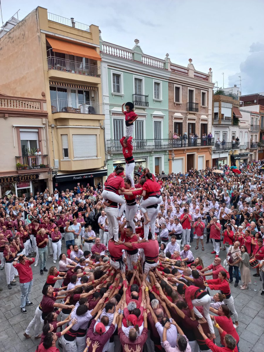 maduixots's tweet photo. Avui a la Festa Major de la Minerva de Calella hem fet:

p4cam
5d7
4d7a

I hem hagut de suspendre la diada a causa de la pluja, però hem acabat amb 3xp4 i p4f de canalla sota l'aigua.

Hem estrenat dos castells, però ens en faltava un! Demà hi tornem a Lloret! https://t.co/mMEm98Cxfz