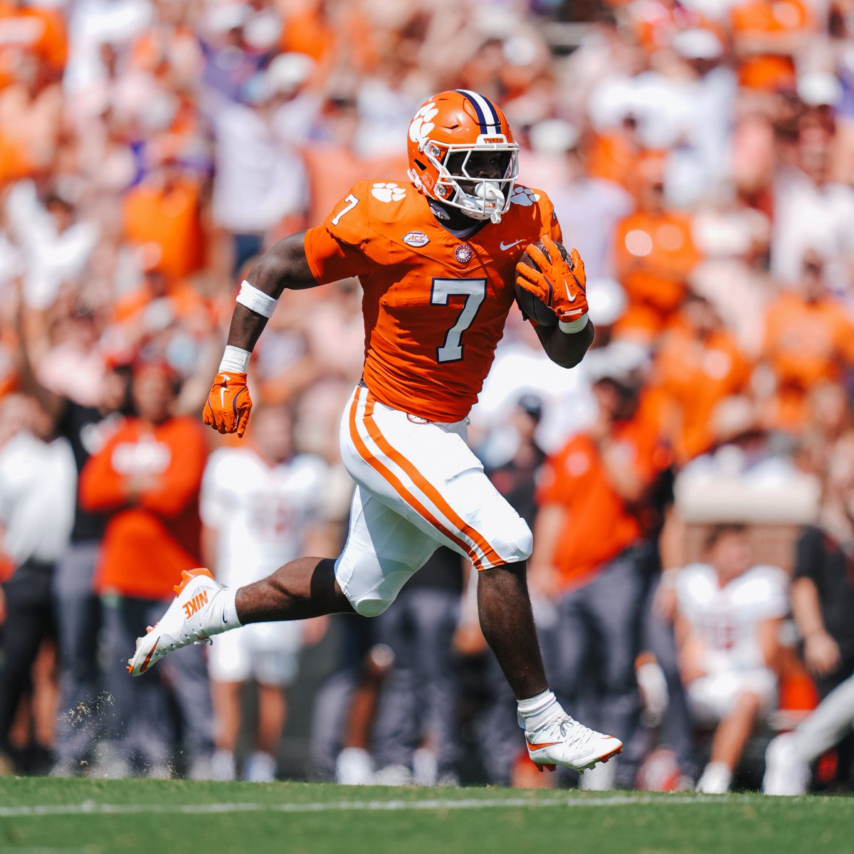7 carries
107 yards
15.3 average
Go off, <a href="/PhilMafah1/">Phil Mafah🇨🇮</a>