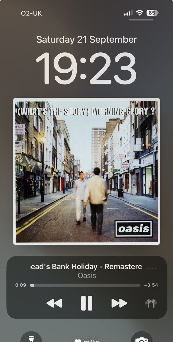 i met a funny looking girl on a crowded beach in spainnnnn. massively underrated oasis tune👌🏼