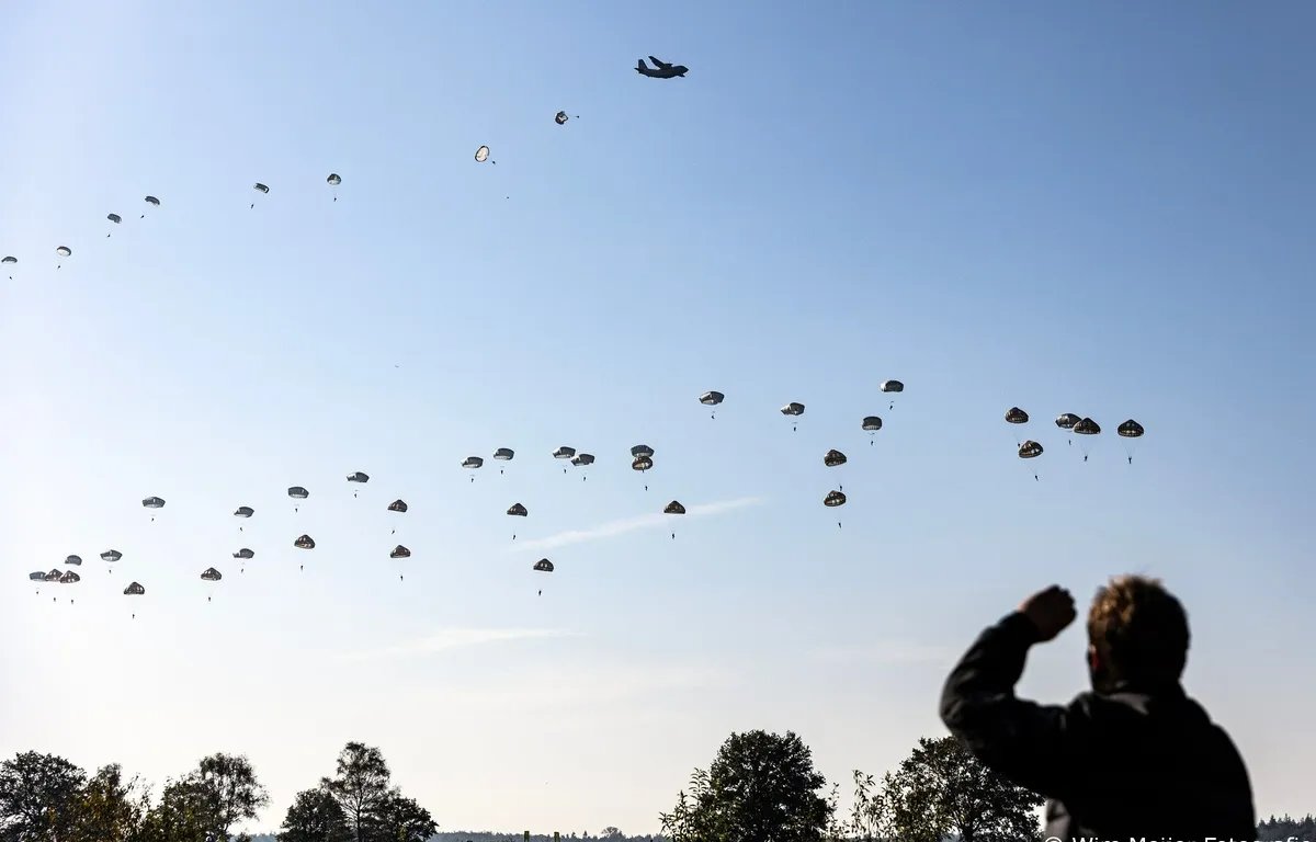 Bijna 100.000 mensen bezoeken herdenking Operatie Market Garden op Ginkelse Heide dlvr.it/TDWgx0