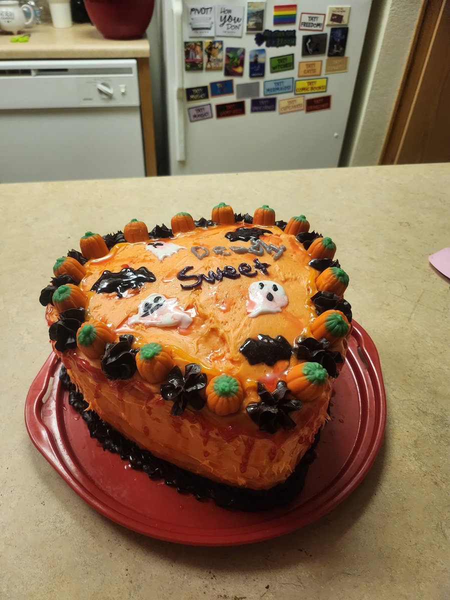 SpookyA28122894's tweet image. Just made this cake last night it turned out perfect it's a pumpkin &amp;amp; devil's food cake with a dark fudge filling topped with dark fudge &amp;amp; vanilla icing &amp;amp; Candy corn pumpkins &amp;amp; sprayed with candy blood &amp;amp; edible gel! 👻🖤🧡🦇🍰🎃 #Halloweencake #Halloween2024