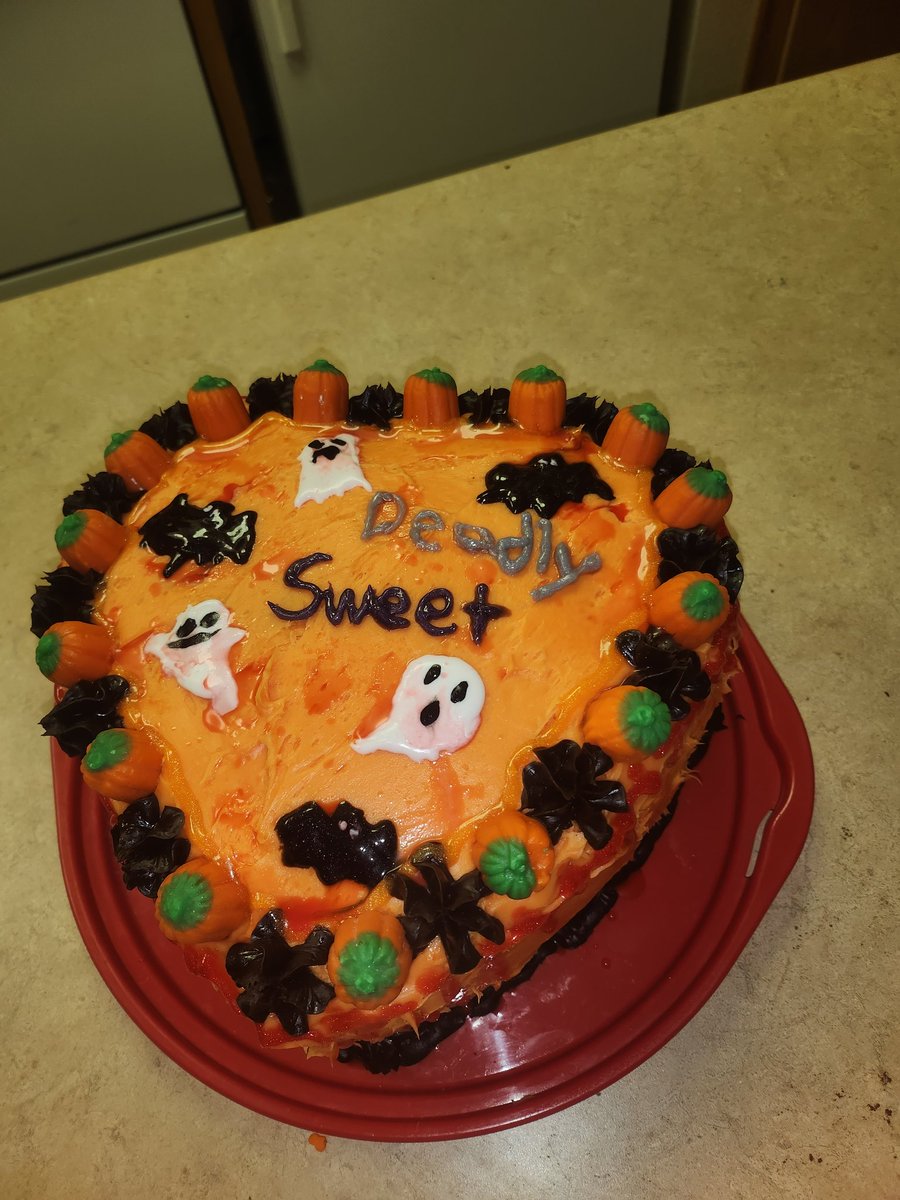 SpookyA28122894's tweet image. Just made this cake last night it turned out perfect it's a pumpkin &amp;amp; devil's food cake with a dark fudge filling topped with dark fudge &amp;amp; vanilla icing &amp;amp; Candy corn pumpkins &amp;amp; sprayed with candy blood &amp;amp; edible gel! 👻🖤🧡🦇🍰🎃 #Halloweencake #Halloween2024