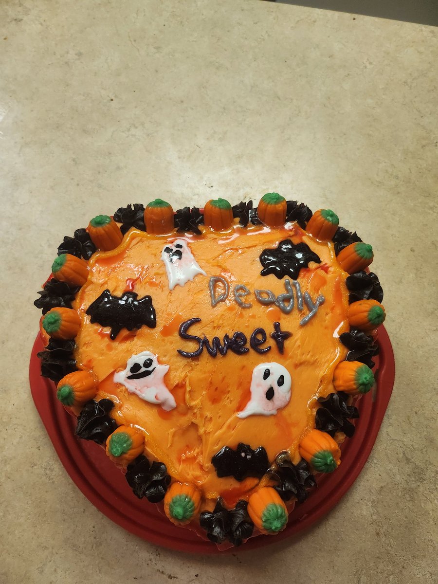 SpookyA28122894's tweet image. Just made this cake last night it turned out perfect it's a pumpkin &amp;amp; devil's food cake with a dark fudge filling topped with dark fudge &amp;amp; vanilla icing &amp;amp; Candy corn pumpkins &amp;amp; sprayed with candy blood &amp;amp; edible gel! 👻🖤🧡🦇🍰🎃 #Halloweencake #Halloween2024