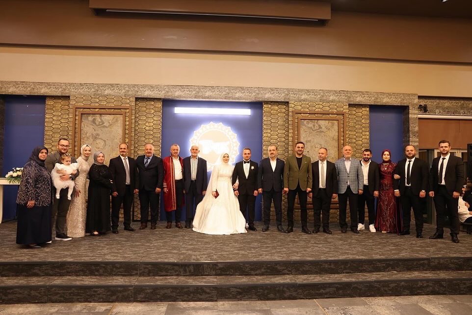 SahinTalus's tweet photo. Gündüz teşkilat çalışmalarımızla, akşam da gençlerimizin mutluluğunu paylaşarak geçiyor.
Yeni evli çiftlerimizin hepsine iki cihan saadeti diliyor, ailelerini tebrik ediyorum. 
🔸 Elif Canbaz💍 Ömer Murat Aşı
🔸 Şeyma Tanta💍 Talha Bager https://t.co/h9Xc3BQnqO