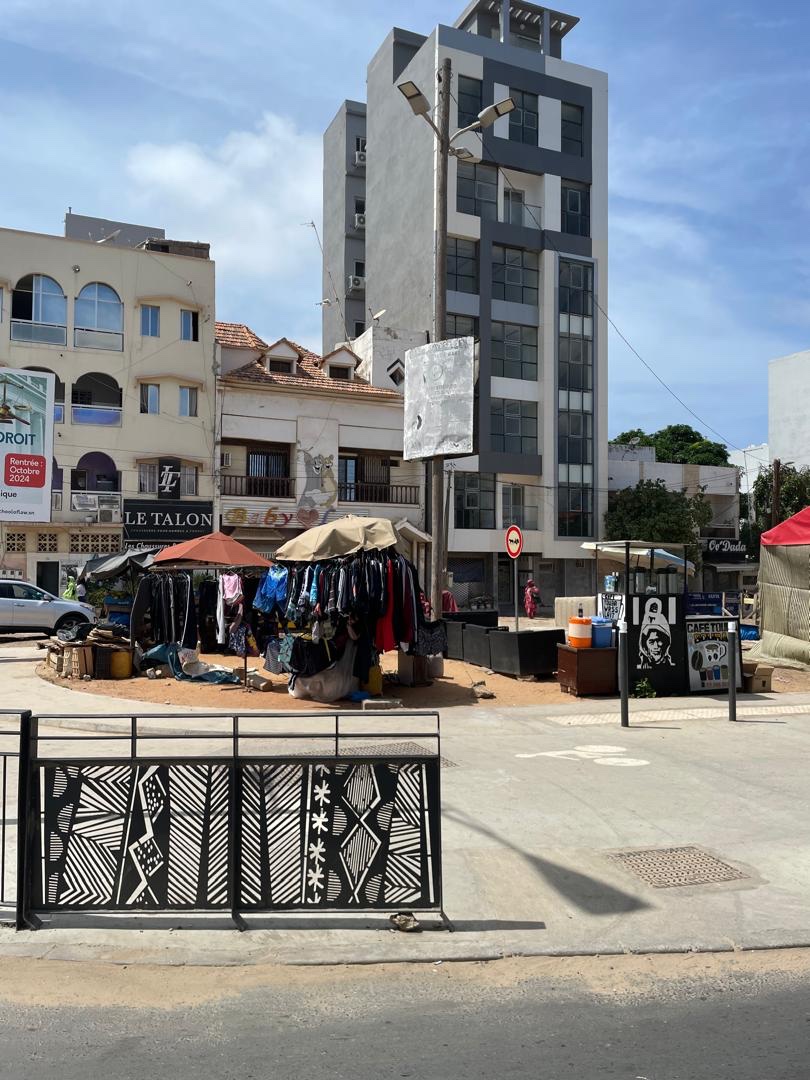 profasakho's tweet photo. Occupation de l’espace parallèle au tracé du BRT!!! Ici du côté de liberté 6 vers l’immeuble JVC !!! Qui doit agir ? @kebetu @MITTA_SN @Commerce_sn https://t.co/LH2qYQuwuE