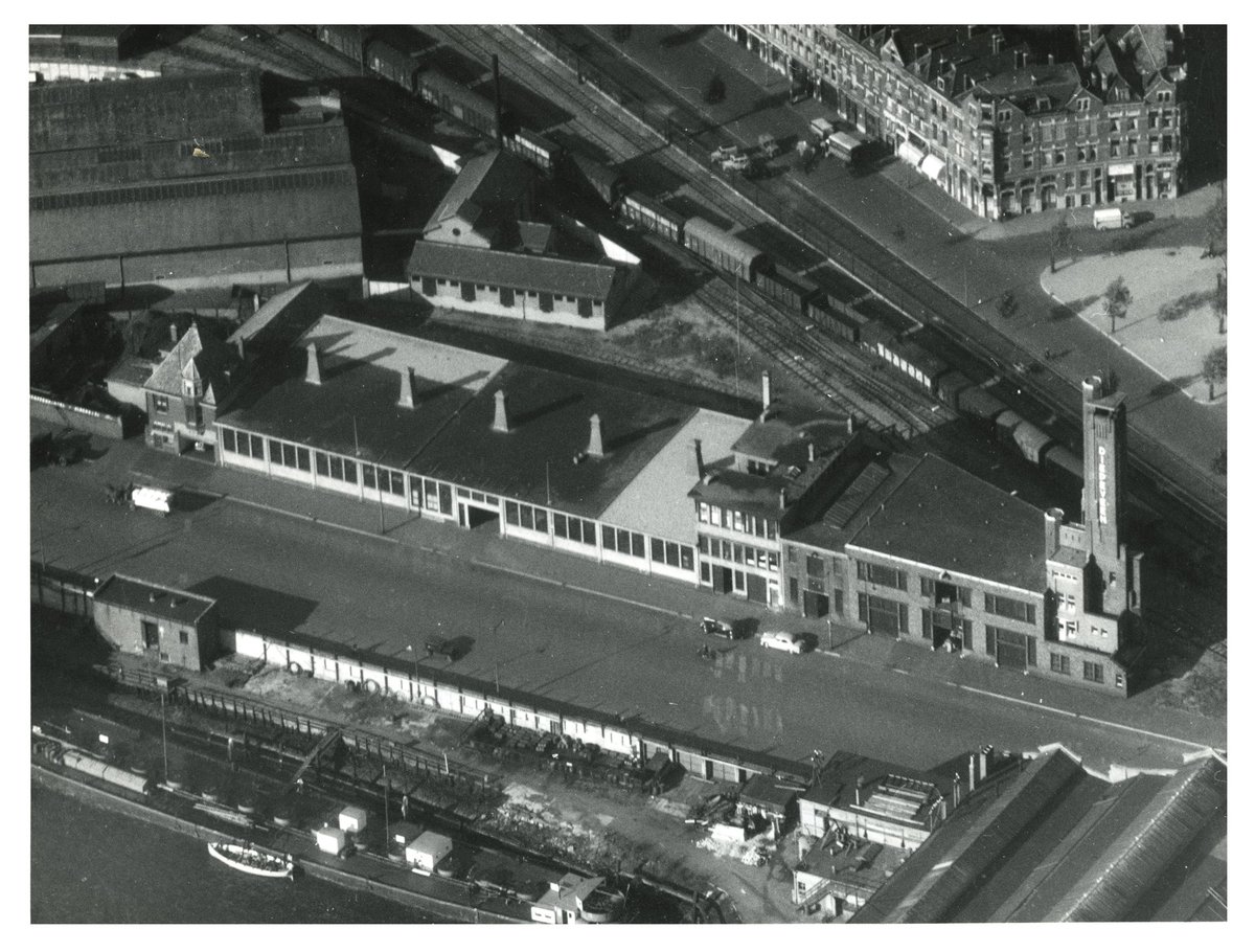 timmietovenaar's tweet photo. Rondje met Fred rennen om het @Dakpark en langs 'n mooie 'Diepeveen' pand van Kromhout uit 1930. Samen met het westelijke, oudere deel van het complex vormde het de "Coöperatieve Vereniging Rotterdamsche Huidenclub". En tijdens het #GRAW ook te bezoeken: 

https://t.co/HAPILglVAm https://t.co/2l0i7p9RWw