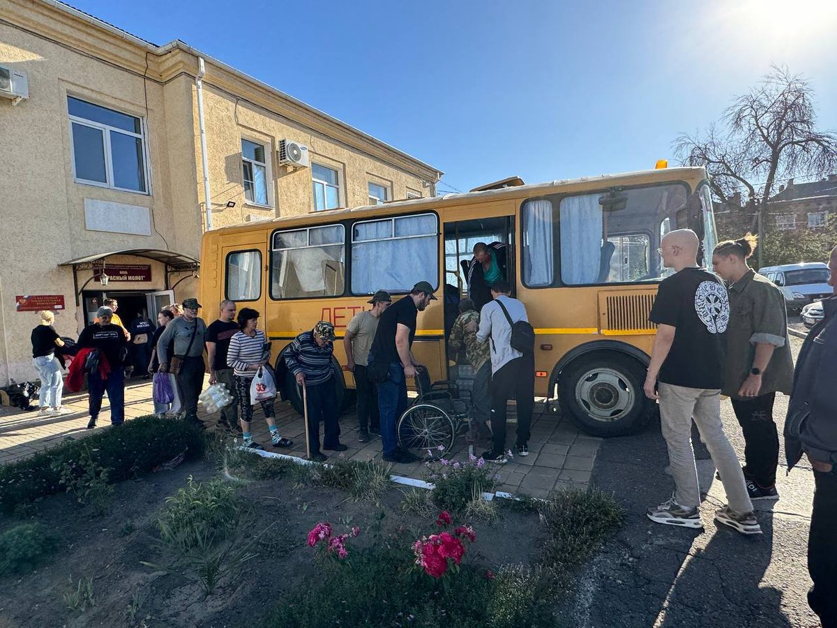 Halexyt's tweet photo. 1.200 persone sono state evacuate dal distretto di #Tikhoretsky del territorio di #Krasnodar. Sabato mattina un drone è caduto sul posto e la detonazione è iniziata. Lo ha riferito il governatore della regione di Krasnodar Veniamin Kondratiev.
La scorsa notte il distretto di Tikhoretsky è stato oggetto di un attacco terroristico da parte del regime di Kiev. Due droni sono stati soppressi dalle forze di difesa aerea e di guerra elettronica. A causa della caduta dei detriti di uno di essi, è scoppiato un incendio che si è propagato ad oggetti esplosivi. 1200 persone sono state evacuate dal villaggio più vicino. Non ci sono state vittime.
Il capo della regione ha fatto notare che la maggior parte dei residenti del distretto evacuati ha alloggiato presso amici e parenti. 150 persone sono state trasportate in quattro centri di accoglienza temporanea a Tikhoretsk e nel distretto di Vyselkovsky, dove hanno ricevuto pasti caldi. Kondratiev ha fatto notare che molti altri centri di accoglienza sono pronti per ospitare i residenti.
Inoltre, l'ingresso al distretto di Tikhoretsk è ora limitato, ha aggiunto il governatore.
Il capo del distretto di Tikhoretsk Anatoly Perepelin ha specificato che l'autostrada federale Rostov-Makhachkala è aperta per l'ingresso a Tikhoretsk e l'uscita dalla città. “Nelle altre direzioni il traffico è limitato”, ha avvertito.
Secondo il Ministero della Difesa, 18 droni sono stati distrutti sopra il Territorio di Krasnodar e altri 16 sono stati abbattuti sopra il Mare di Azov.