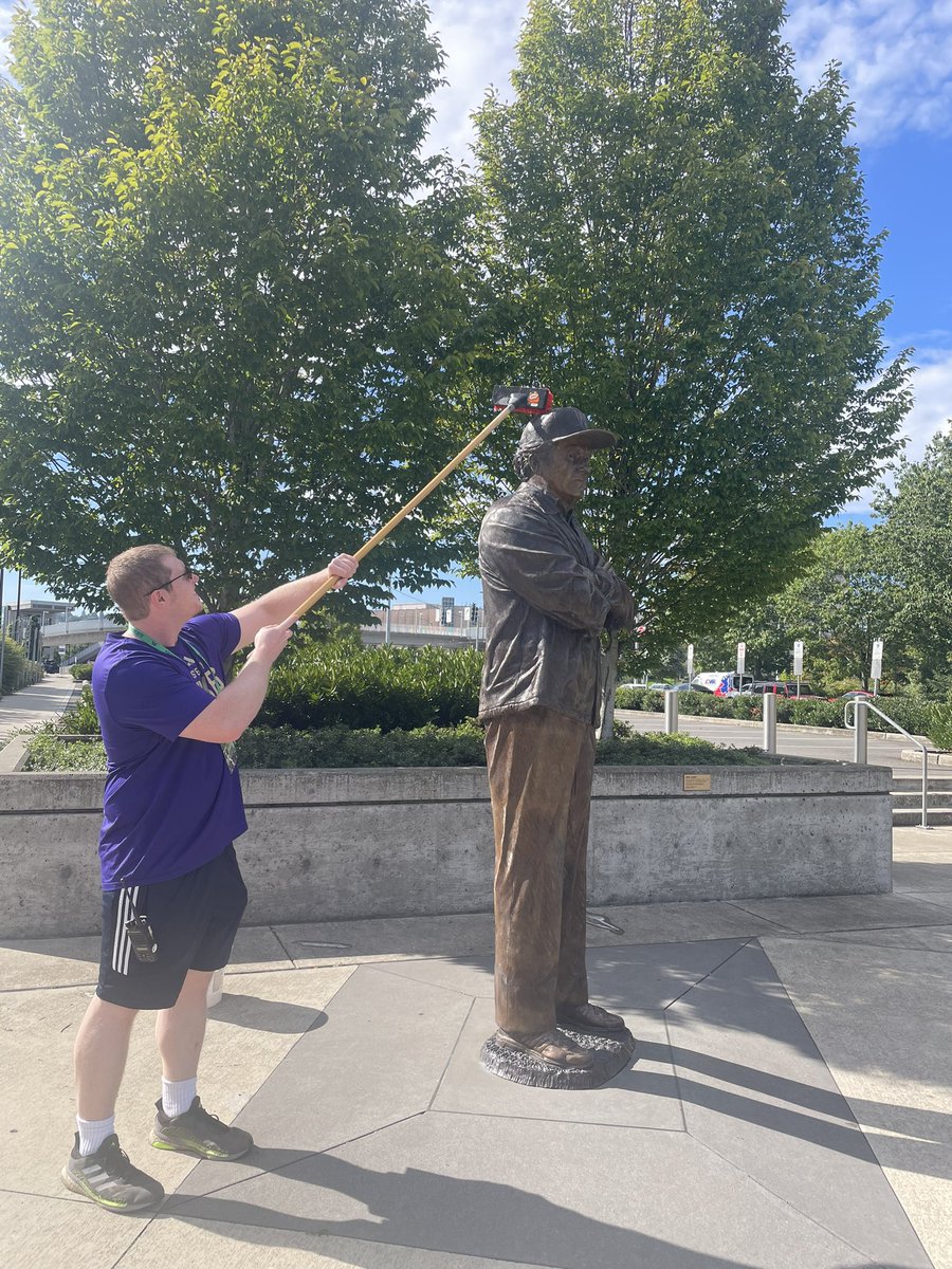 megdub10's tweet photo. All about the details - making sure Don James is ready for game day! Home game #3 and Big Ten opener today! https://t.co/DxhBngJ9o1