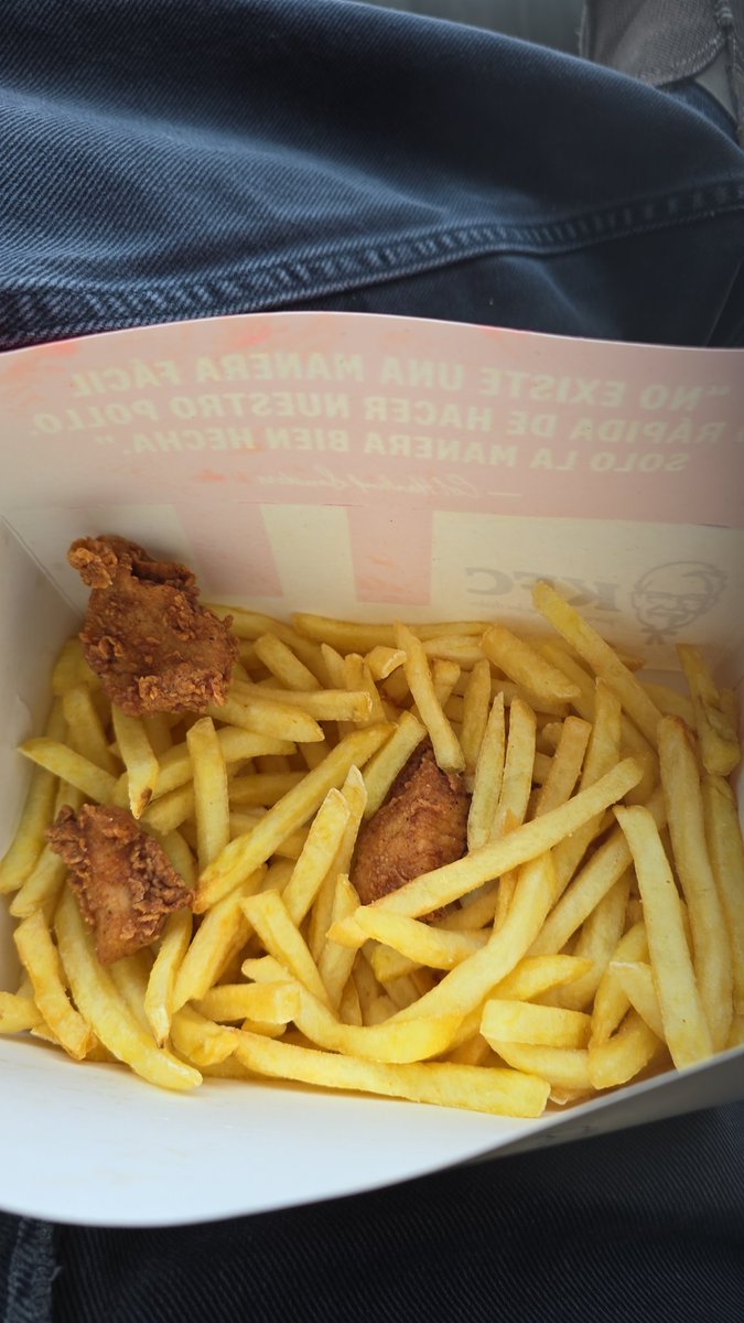 SANOSUKE83's tweet photo. Señores @kfcecuador peri un combo de 10 nuggets  en el kfc del aeropuerto de guayaquil, lo pedi oara llevar y me entregaron  uno con 4 nuggets (ya me comí 1)  qué terrible servicio dan ahí, tuve que pedir que me entreguen la gaseosa agrandada que pague y no vi el combo.. https://t.co/iCbHIRY8DH