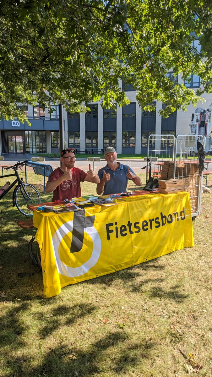 Superdrukke maar ook -leuke dag gehad bij NK fietskoerieren in Zwolle. Daan van het landelijk bureau van de  <a href="/fietsersbond/">Fietsersbond</a> en Hans van onze werkgroep waren de hele dag druk met stempelen, goederen uitgeven en ontvangen en een beetje promotie. #chapeau voor de organisatoren!