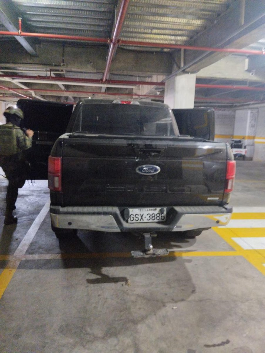 DefensaEc's tweet photo. ¡GOLPE A LA DELINCUENCIA ORGANIZADA: 220 mil dólares menos para las economías criminales!💰
➡️La @FuerzaAereaEc, gracias a una llamada anónima a la línea #131PlandeRecompensas, realizó un allanamiento en el sector de #Barbasquillo logrando la aprehensión de 2 sujetos y obteniendo los siguientes resultados:
✅220 MIL DÓLARES AMERICANOS
✅26 MIL PESOS COLOMBIANOS
✅05 VEHÍCULOS DE ALTA GAMA
✅30 EQUIPOS DE COMUNICACIÓN
✅INHIBIDORES DE SEÑAL
📍Los aprehendidos y las evidencias fueron entregadas a la autoridad competente para los trámites legales.