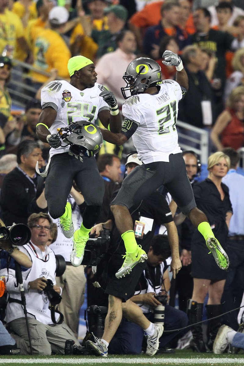 <a href="/joelklatt/">Joel Klatt</a> just said Judkins and Henderson are the best duo Chip Kelly has coached.....in this picture there are-
9,882 Total Yards
105 Total Touchdows
2 All-Americans, Doak Walker Winner, 3 Top 10 Heisman Finishes
<a href="/LaMichaelJames/">LaMike james</a> 🦆
<a href="/KBDeuce4/">Kenjon Barner</a> 🦆