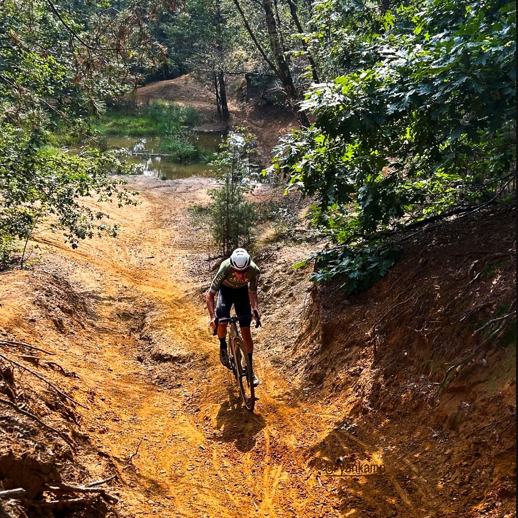 PodcastDeCross's tweet image. Podcast "De Cross" is terug! @Hankenaar @PrinsenWillem en @Sportsfeer gingen in gesprek met @_ryankamp! Ze spraken over de spannende winter 2023/2024 en keken vooruit naar wat komt! Benieuwd? Beluister onze podcast hier: open.spotify.com/episode/3SEamo… 

#cyclocross #cx #ryankamp