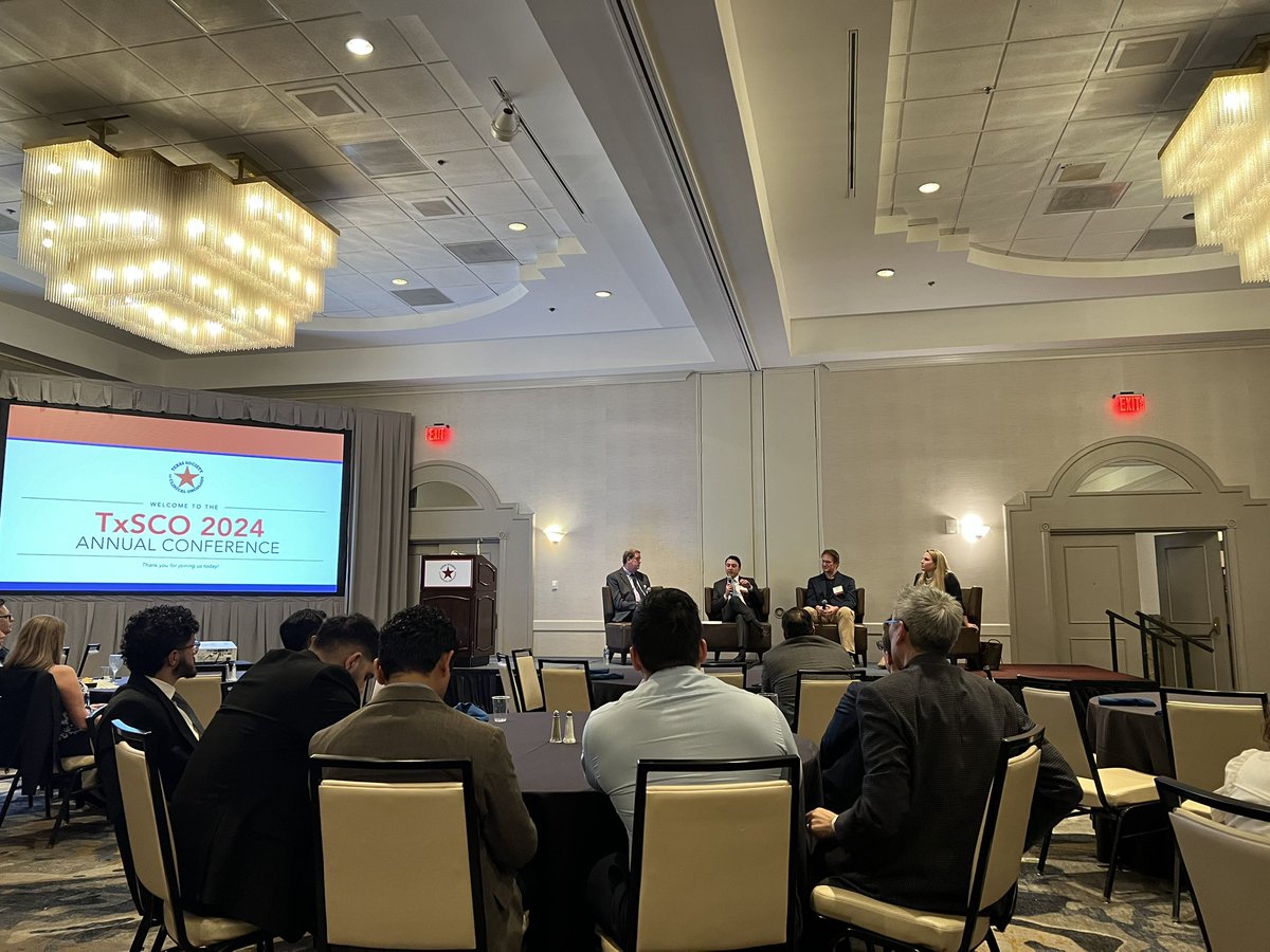 eunbeechomd's tweet photo. Texas Society of Clinical Oncology(TxSCO) annual meeting
I had a great chance to poster present on the case of a DLBCL with rare manifestation. 
It was nice to attend this local hem/oncology conference as a candidate for Hem/Onc. All the panel talks were informative and helpful!
#txsco #sanantonio #texas #hematology #oncology #hemonc