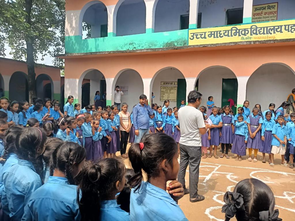 Shahbazenv86's tweet photo. "स्वच्छता ही सेवा 2024" कार्यक्रम अंतर्गत रोहतास जिला के विभिन्न विद्यालय में छात्र-छात्राओं के बीच Swachtta quize  कराया गया। #SHS2024 #SwachhtaHiSeva2024 https://t.co/Ht6Jmwu5j8