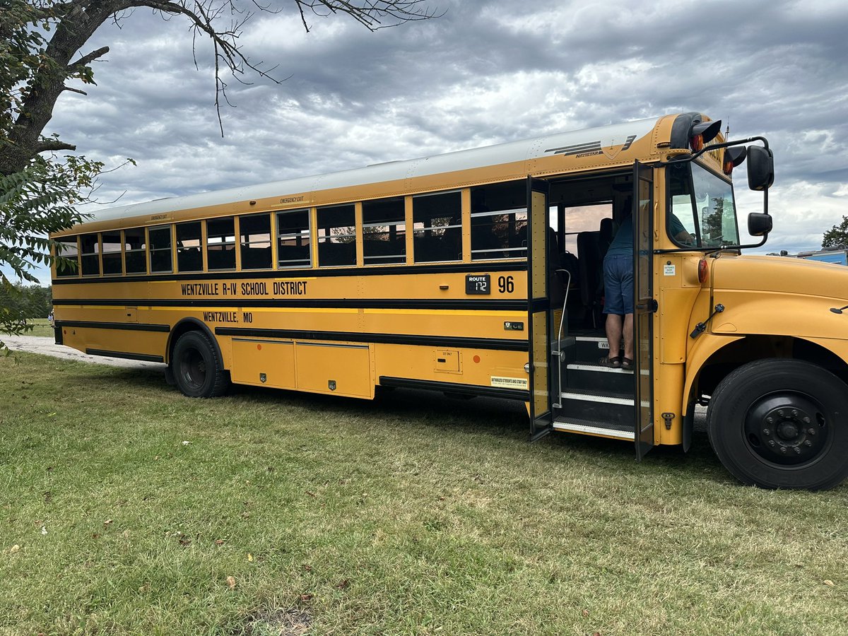 runlikeagrizzly's tweet photo. Five Grizzlies medaled in today’s hot, humid, and hilly race.  It was a very tough race but our Grizzlies persevered! Our bus did not. It didn’t make it home and luckily high school was there to take us home! https://t.co/m29FN3FZlY