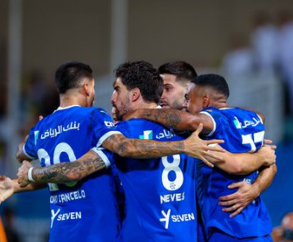 #الهلال_الاتحاد 
إعصار هلالي في شوط واحد ، ثلاثية نظيفة في شباك العميد ، لم يهدأ إيقاع اللعب وبهذا الاسلوب التكتيكي البدني الفني أثبت الزعيم تفوقه وسيطرته على كافة تفاصيل المواجهة في شوطها الأول .. بإنتظار الشوط الثاني