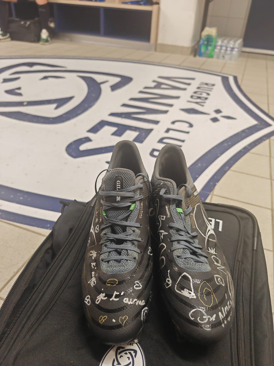 MetzFabrice's tweet photo. ๐๐๐๐๐๐๐๐๐๐ ๐
Merci La Rabine pour cette ambiance encore incroyable ๐
Jโavais la paire de crampons @GilbertRugby_FR porte-bonheur, il ne pouvait rien nous arriver ๐
#TeamBreizhzel #FiertรฉBretonne #Top14 #RCVLOU @RugbyClubVannes https://t.co/vWaHWED2v1