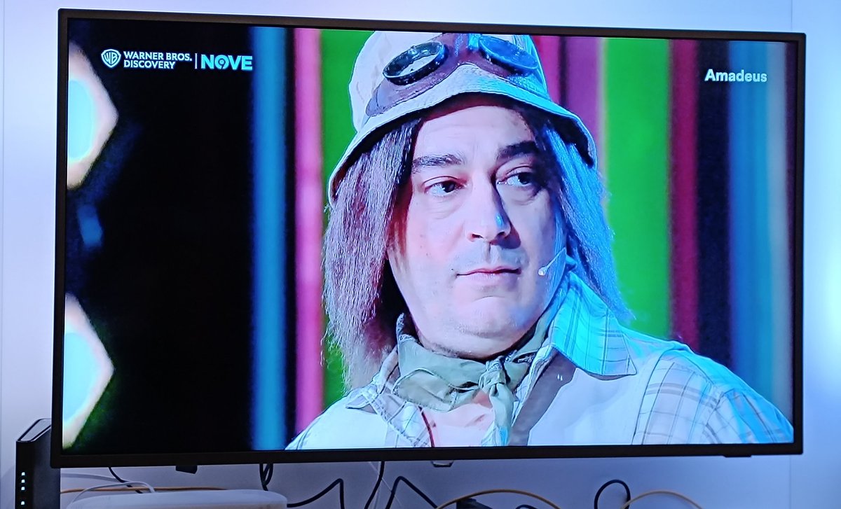 In alto a destra:

- Chi può batterci?
- Amadeus!

#Amadeus
#Canale9