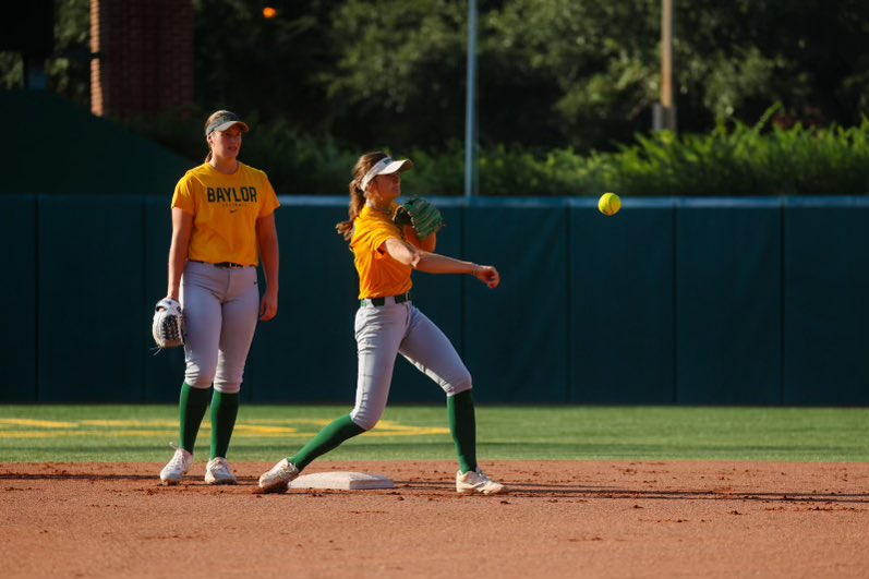 BaylorSoftball's tweet photo. Got the squad back together 🤝

#SicEm | #andONE https://t.co/4AumrZiw7B