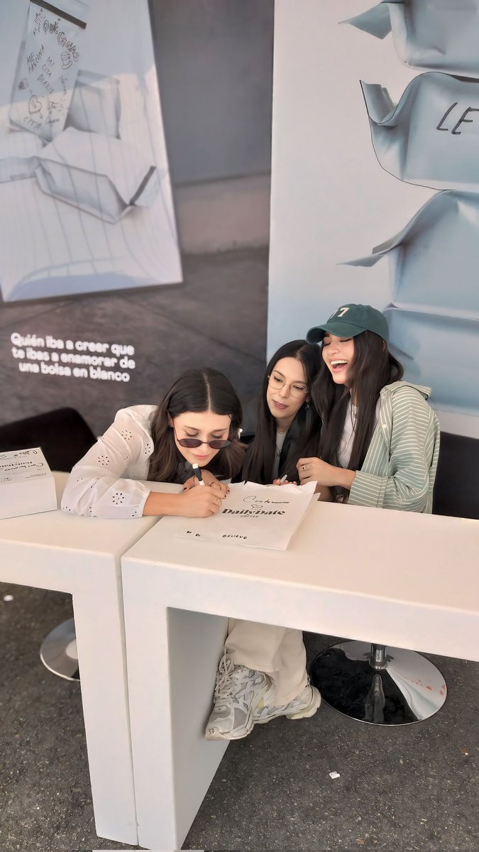 Caro05031's tweet photo. No saben la felicidad que me dan, gracias por ese momento tan hermoso,  que lindo es coincidir con uds las AAMOOOOO!!!!! 😍😍🥰 @CalleyPoche @Pochosaurus @danielaacallee https://t.co/apkkR1CMr8