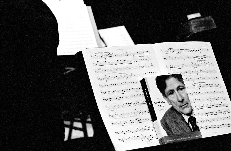 Conmemoramos el 21º aniversario de la muerte de Edward Said cuyo legado permanece vigente en sus textos. Sus reflexiones sobre Oriente Medio anticipaban la necesidad de construir y compartir un camino a través de la palabra, el diálogo, la concordia, y la reconciliación.