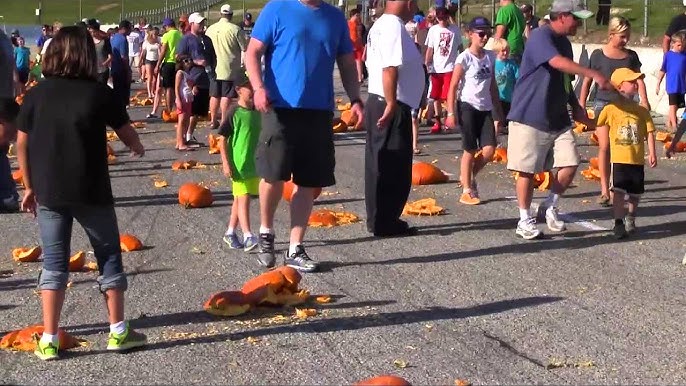 GrittyMoSports's tweet image. It's time for our first post-season race, the Pumpkin Smasher! Fans bring pumpkins and smash them into the track. 53 cars will start!