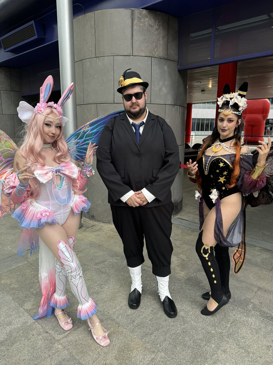 Me encontré a <a href="/Zafyx_/">Zafyx</a> y <a href="/NiaCosplay/">Cin👾</a> que iban preciosas!!
(No reconocía a Nia porque la seguía en twitter pero apenas habíamos interactuado 🥲) Ahora ya se quien eres!