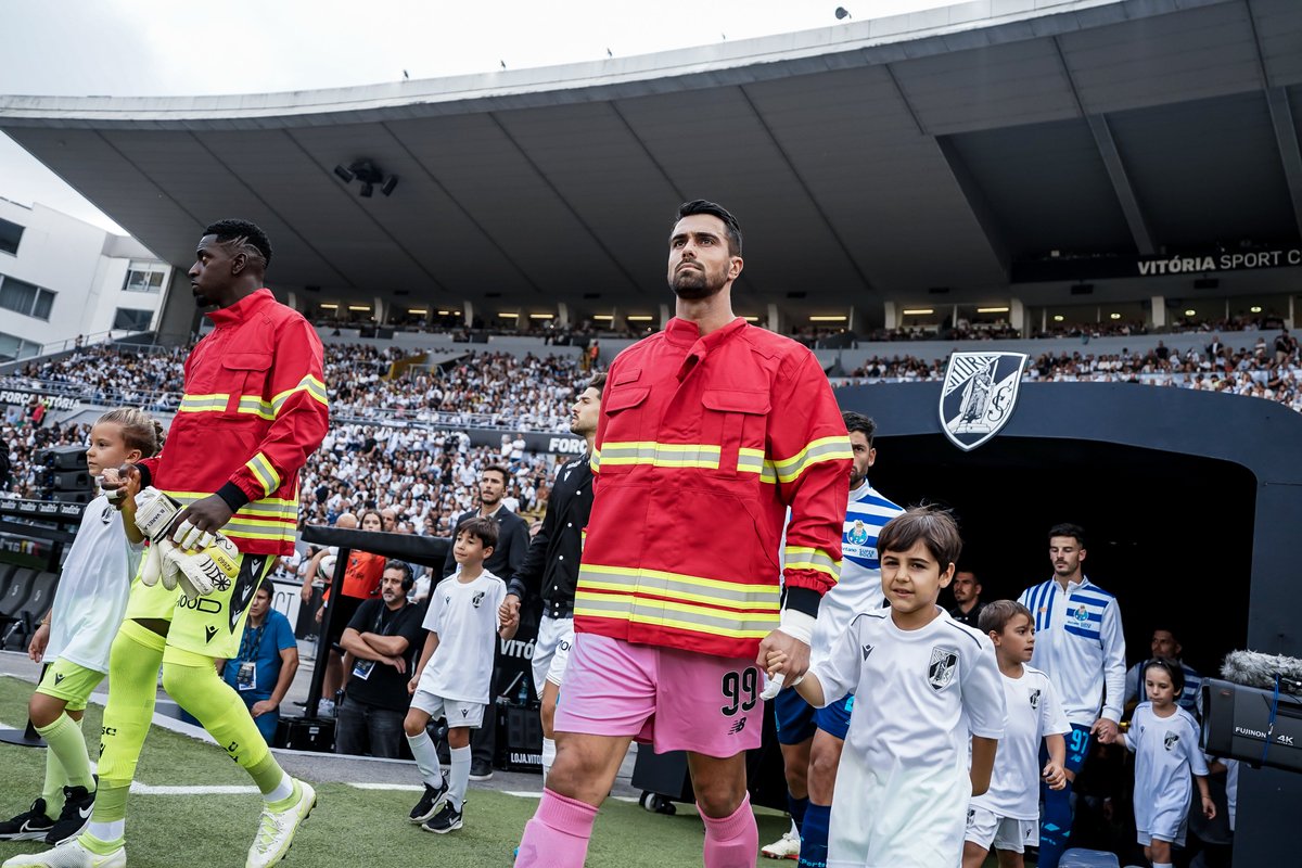 FCPorto's tweet photo. Pelos que defendem o nosso país dia após dia. Obrigado 💙 #VSFCP https://t.co/5FoRE1apOZ