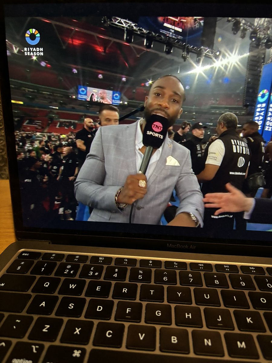 Scaife51's tweet image. Completely unrelated to the boxing. But this bloke is brilliant. Asks the proper questions everyone wants to hear. Concise and clear. I remember him doing Soccer Saturday and easily being the best on there also. Top coverage👏🏻