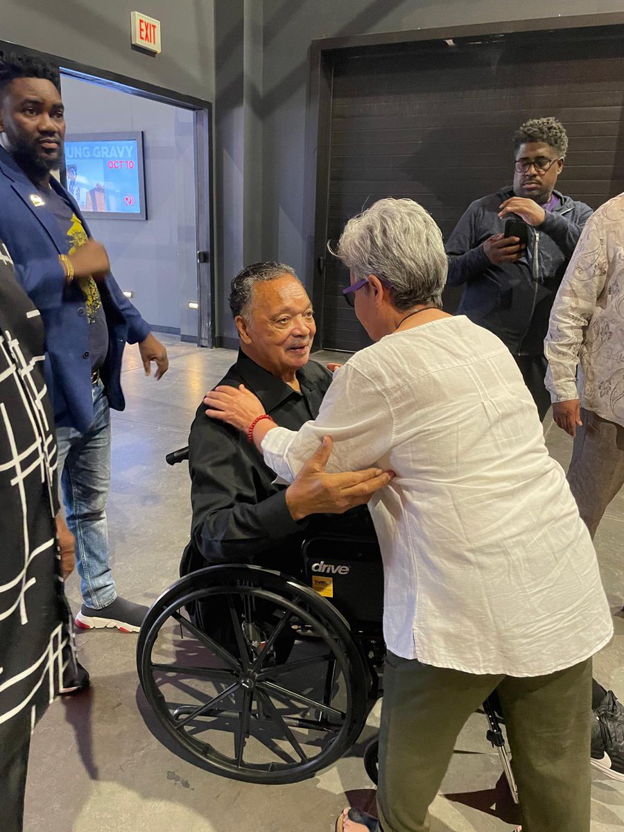 Felices de contar con la presencia del Reverendo Jackson en el encuentro con el presidente Gustavo Petro hoy en Chicago!  #PetroEnChicago <a href="/petrogustavo/">Gustavo Petro</a> <a href="/RPCoalition/">RainbowPUSHCoalition</a>   <a href="/RevJJackson/">Rev Jesse Jackson Sr</a> <a href="/ByronSigcho/">Byron Sigcho Lopez</a>  <a href="/LuisGMurillo/">Luis Gilberto Murillo</a>  <a href="/danigarciapena/">Daniel García-Peña J</a>  <a href="/ImCaribe/">Gladys -</a> <a href="/Yeison_Andres16/">Yeison Alvarez</a> #IconoDeLosDerechosCiviles