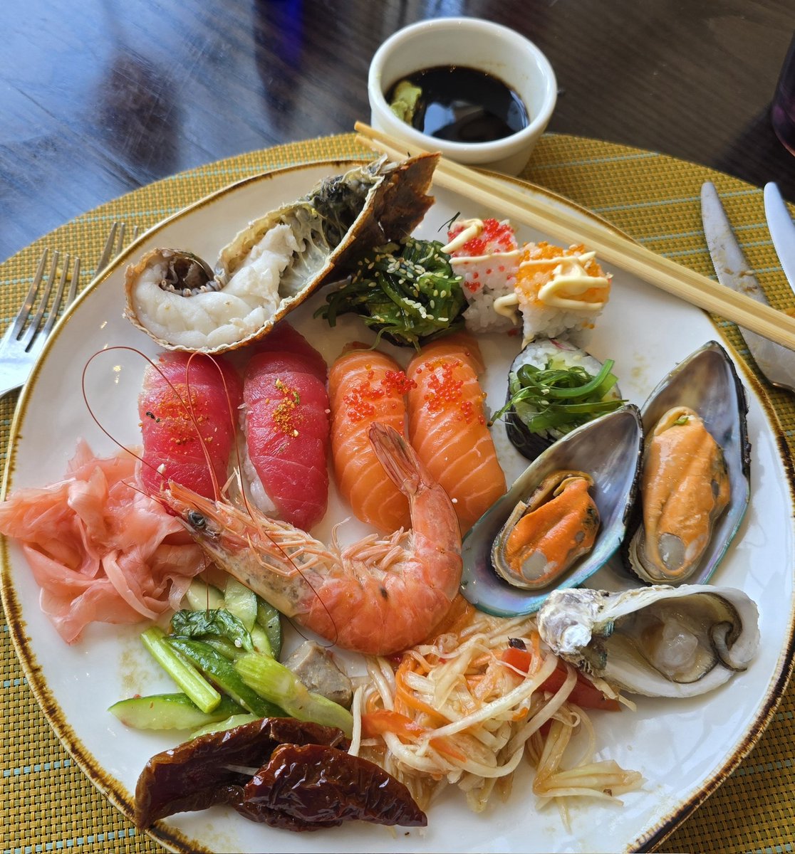 OFW20232023's tweet photo. Di uso ang magpigil sa pagkain pag weekend, buffet kung buffet😋🍥🍤 https://t.co/kQCmnl9bzf