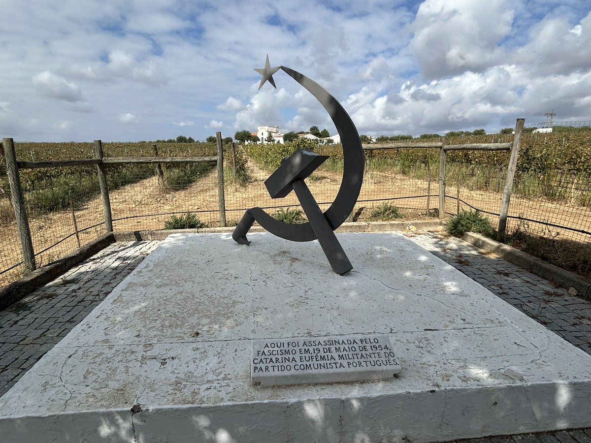 RedTourists's tweet photo. #4 Turn right down CM 1032, Monumento a Catarina Eufémia marks where she was murdered by the fascists on 19 May 1954. 

Catarina was an agricultural worker, who led a strike before she was killed at the age of 26, leaving three children behind. 

4/5 #RedTourists https://t.co/WSfRP4GkN0