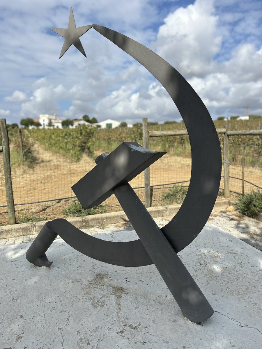 RedTourists's tweet photo. #4 Turn right down CM 1032, Monumento a Catarina Eufémia marks where she was murdered by the fascists on 19 May 1954. 

Catarina was an agricultural worker, who led a strike before she was killed at the age of 26, leaving three children behind. 

4/5 #RedTourists https://t.co/WSfRP4GkN0