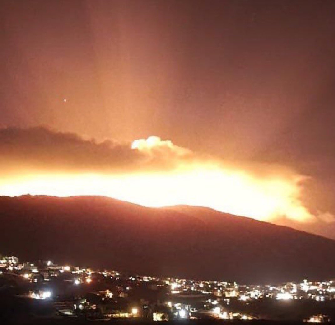 PulseOfUkraine's tweet image. ✍️✍️✍️ Ливан.

Я хз что там происходит….но про камни с неба шутить уже можно.

Наши ребята на самолетах над севером страны наяривают так, как будто выплясывают в воздухе хаванагилу.

Видит бог, не мы это начали.

#HaimComment