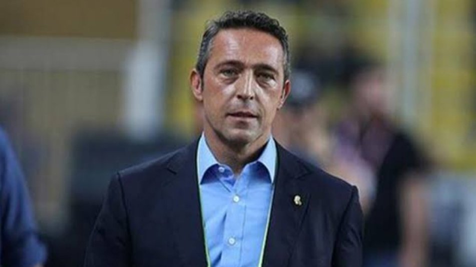 Fenerbahçe taraftarları, Ali Koç'u istifaya davet ediyor.