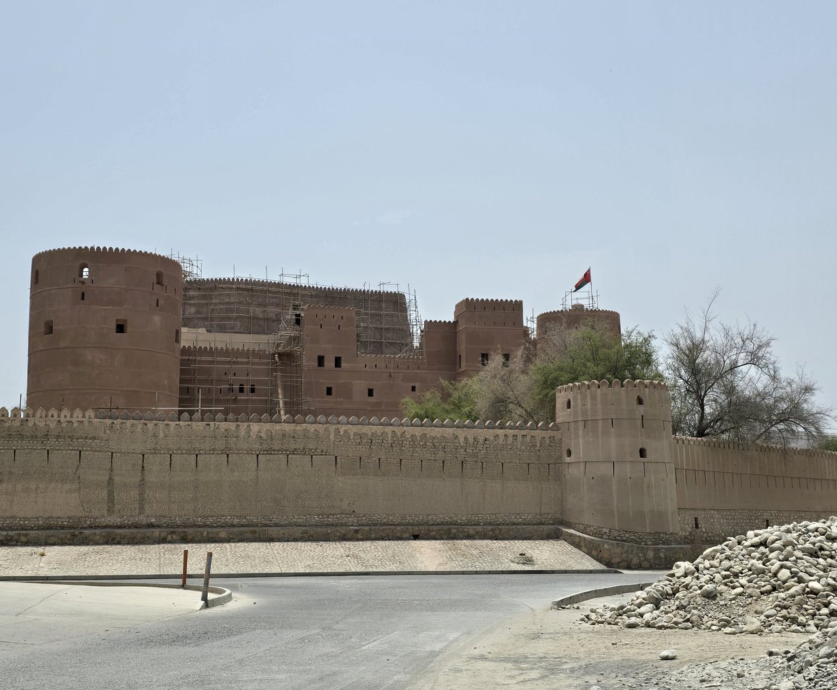 Oman__Tourism's tweet photo. بعد قلعة بهلاء  الا تستحق  #قلعة_الرستاق المهيبة بولاية #الرستاق أن يتم إدراجها ضمن #قائمة_التراث_العالمي وكذلك إعتماد منظمة اليونسكو للقلعة ومحيطها من واحات بساتين المنجل وسبأ وطوي المخرج وحارة بيت القرن وفلج الصايغي كمحمية ثقافية  .
فقلعة الرستاق هي توأمة تضم قلعه وحصن  في آن واحد ، ويرجح انها بدأ بناؤها ما قبل الإسلام فهي تعتبر أقدم وأعرق واعلى  وثاني أضخم  قلعة تأريخية في سلطنة عمان  ولها أطول سور لا زال قائما وبها  ٤ ابراج ضخمه آخره البرج الحديث الذي  بني في  عهد مؤسس #الدولة_البوسعيدية الامام احمد بن  سعيد  وقد بني كذلك صباح العلعال .
@OmanMHT 
@BsGovernate