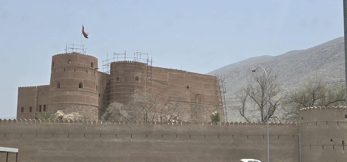 Oman__Tourism's tweet photo. بعد قلعة بهلاء  الا تستحق  #قلعة_الرستاق المهيبة بولاية #الرستاق أن يتم إدراجها ضمن #قائمة_التراث_العالمي وكذلك إعتماد منظمة اليونسكو للقلعة ومحيطها من واحات بساتين المنجل وسبأ وطوي المخرج وحارة بيت القرن وفلج الصايغي كمحمية ثقافية  .
فقلعة الرستاق هي توأمة تضم قلعه وحصن  في آن واحد ، ويرجح انها بدأ بناؤها ما قبل الإسلام فهي تعتبر أقدم وأعرق واعلى  وثاني أضخم  قلعة تأريخية في سلطنة عمان  ولها أطول سور لا زال قائما وبها  ٤ ابراج ضخمه آخره البرج الحديث الذي  بني في  عهد مؤسس #الدولة_البوسعيدية الامام احمد بن  سعيد  وقد بني كذلك صباح العلعال .
@OmanMHT 
@BsGovernate