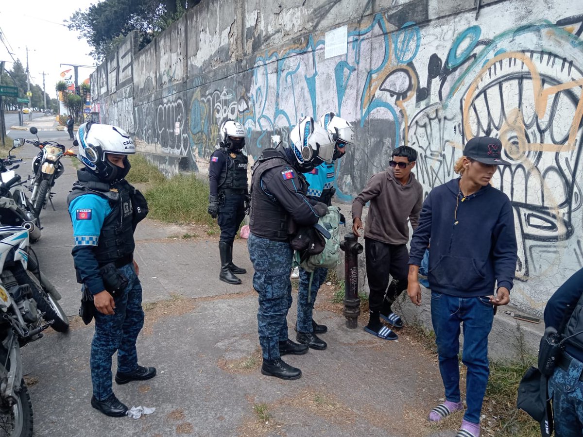 agentesdequito's tweet photo. 👮🏻‍♀️🚓👮🏻 #QuitoSeguro l Por denuncia ciudadana en la Av. Eloy Alfaro, verificamos a unos limpiaparabrisas con actitud agresiva hacia la ciudadanía y realizamos el procedimiento correspondiente. 💯 

#SomosAgentesDeQuito 💙 #QuitoRenace 🍃 https://t.co/GSC3LWcx01