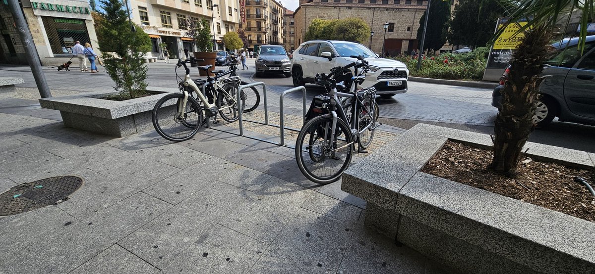 Guardabarross's tweet photo. Un buen ejemplo de lo que deberíamos aprender de los que nos visitan -nos referimos al uso cotidiano de la bicicleta- lo encontramos en la Plaza de Santa Eulalia.... https://t.co/If0tK0FzdO