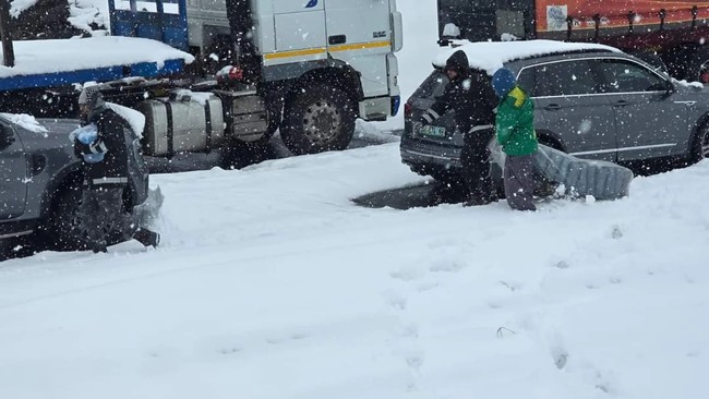 One dead after taxi got stuck in snow as some routes are cleared on the N3 in KZN dlvr.it/TDWlL9