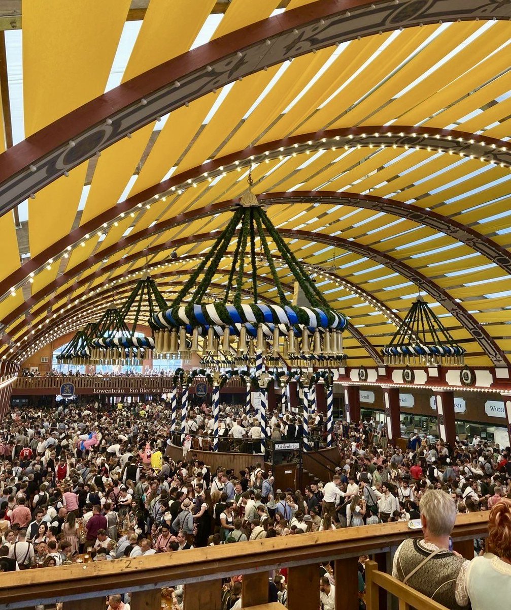AllemagneDiplo's tweet photo. Munich: la Fête de la bière est ouverte! 🍻🥳🥨 #Oktoberfest https://t.co/TabqaGuWdF