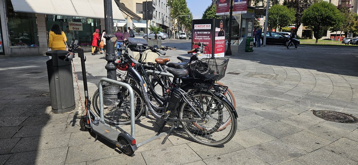 Guardabarross's tweet photo. Éxito en la ubicación de este aparcabicis en el extremo norte de la calle Toro. En parte, utilizado por visitantes extranjeros que, paradójicamente, impulsan en gran medida toda la red... https://t.co/65JFYis0xa