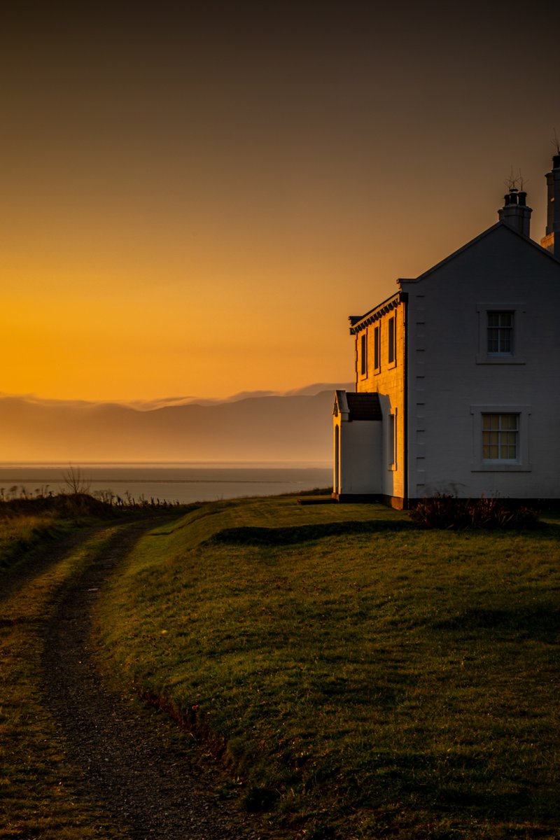 dkj101's tweet image. Another view from Beaumaris, as I walked back to the car the light hit the house so I thought why not.....

#sunrise #longexposure #Wales #lighthouse #canon5div #landscapephotography
