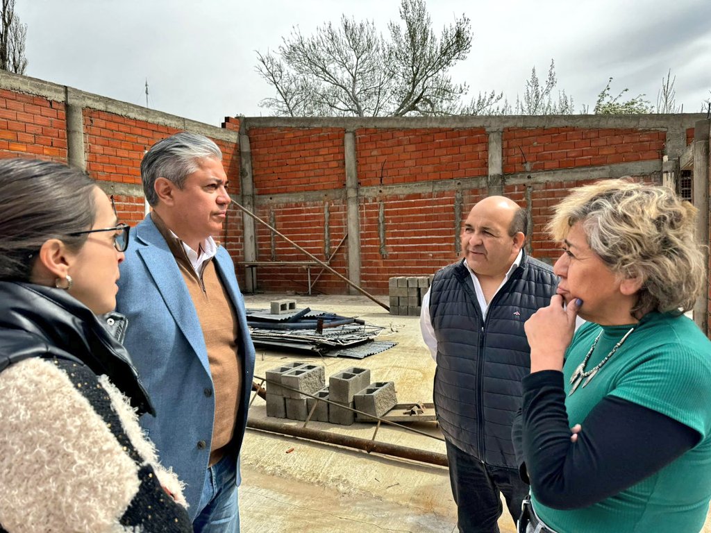 Rolo_Figueroa's tweet photo. EL PACTO DE GOBERNANZA NOS PERMITE TRABAJAR JUNTOS EN TERRITORIO

En #ButaRanquil dimos un paso más en este camino, comprometiéndonos con el intendente Pedro Cuyul a priorizar la construcción de 3.500 metros lineales de cordón cuneta para el Bulevar Jaime de Nevares y la calle Salvador Catalá.

Con el Pacto de Gobernanza asumimos el compromiso de trabajar de forma conjunta con todos los intendentes para hacer un uso eficiente de los recursos de los neuquinos y poder traducirlos en obras que mejoran la vida de la gente.