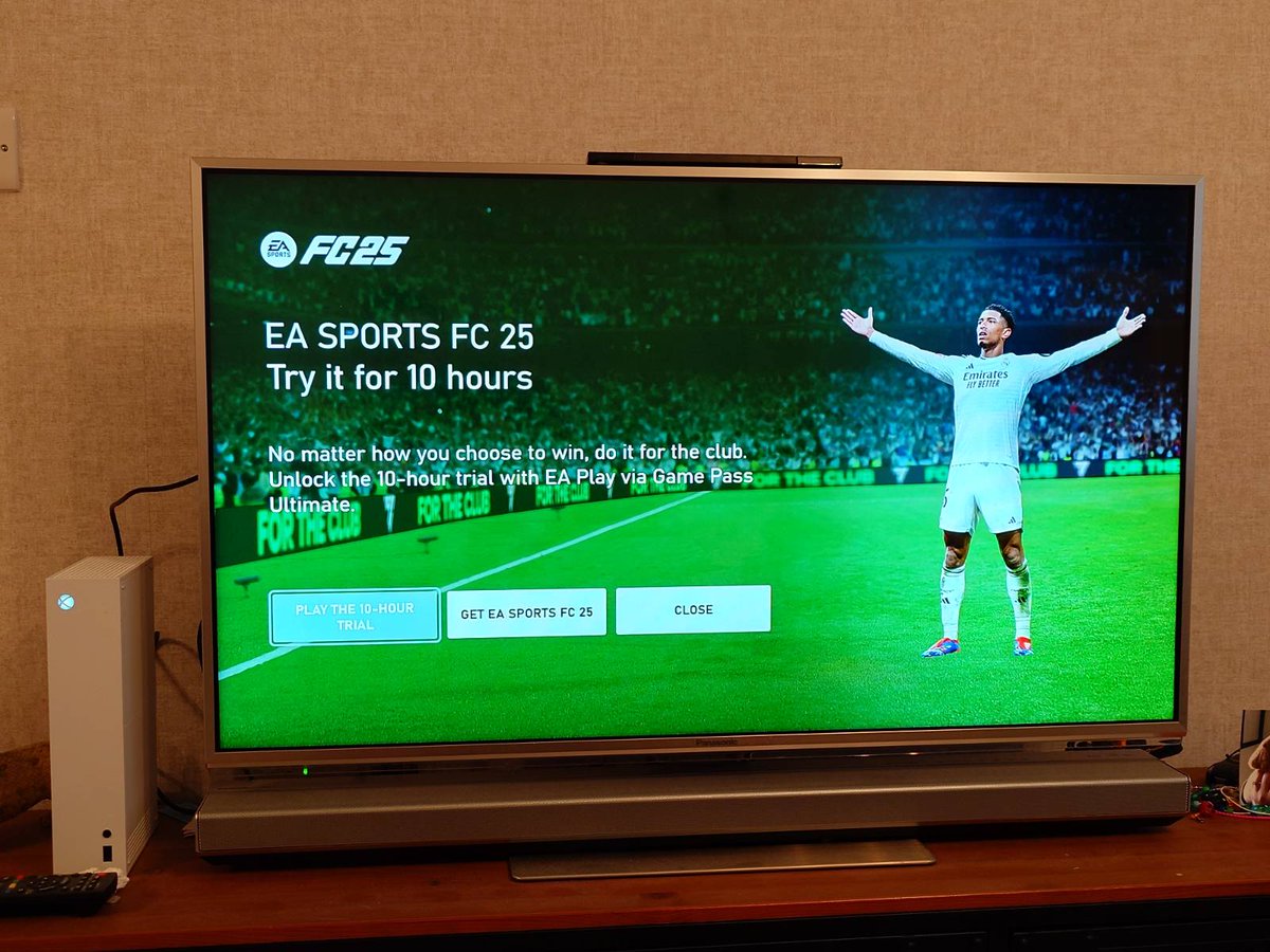 Tom Warren tweet media